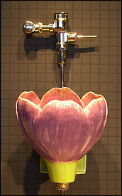 urinoir en forme de tulipe